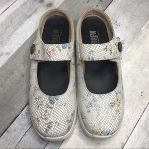 DREW Juniper Orthopedic Shoes White Floral Snake